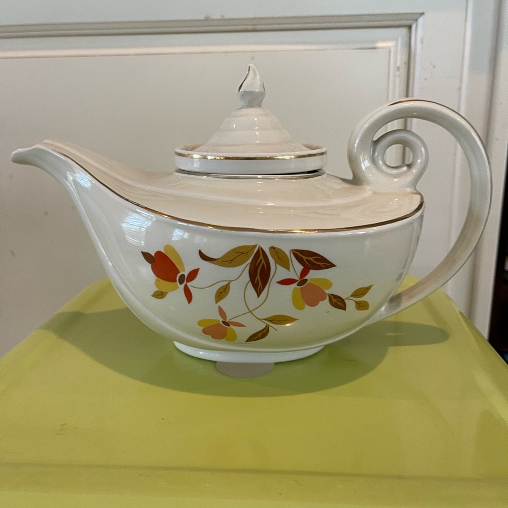 Vintage hall tea pot!  Great condition! Pot, lid and infuser